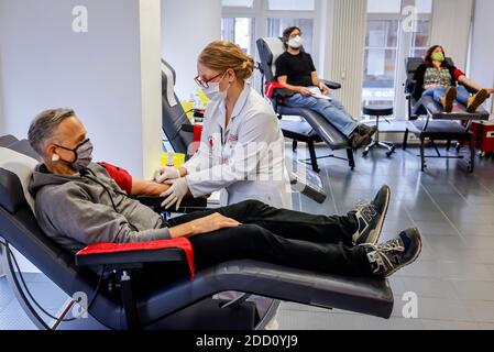 Essen, Renania Settentrionale-Vestfalia, Germania - donatori di sangue che donano sangue in tempi di crisi corona, qui al DRK Blutspendedienst West, German Red Foto Stock
