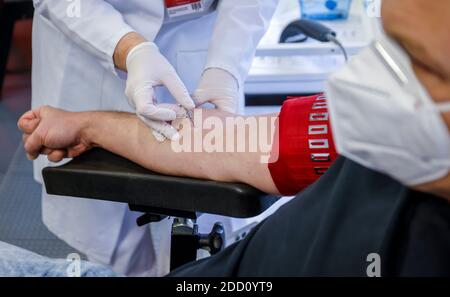 Essen, Renania Settentrionale-Vestfalia, Germania - donazione di sangue in tempi di crisi corona, qui al DRK Blutspendedienst West, Croce Rossa tedesca, a tim Foto Stock