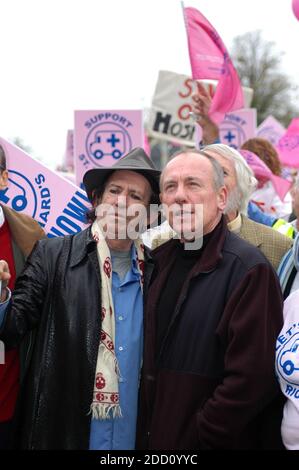 Keith Richards (membro del gruppo rock Rolling Stones) e Christopher Timothy (attore), inglese, alla marcia del Popolo. Foto Stock