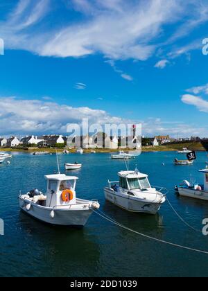 Imbarcazioni da diporto a Guilvinec o le Guilvinec comune nel dipartimento del Finistère della Bretagna nel nord-ovest della Francia. Foto Stock