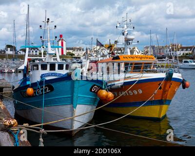 Barche da pesca nel porto di Guilvinec o le Guilvinec un comune nel dipartimento del Finistère della Bretagna nel nord-ovest della Francia. Foto Stock