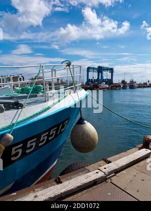 Barche da pesca nel porto di Guilvinec o le Guilvinec un comune nel dipartimento del Finistère della Bretagna nel nord-ovest della Francia. Foto Stock