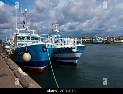 Barche da pesca nel porto di Guilvinec o le Guilvinec un comune nel dipartimento del Finistère della Bretagna nel nord-ovest della Francia. Foto Stock