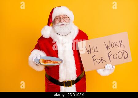 Ritratto del suo bel Babbo Natale dai capelli bianchi che tiene dentro carta mani promo carta funzionerà per il cibo che vi dà pezzo di pizza isolato luminoso Foto Stock