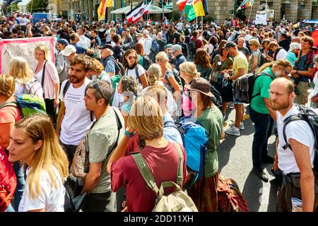 Berlino, Germania, 29 agosto 2020: Dimostrazione di rifiuto di Corona, folla enorme di persone con manifesti e bandiere alla manifestazione contro la restrizione Foto Stock