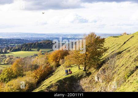 Una vista verso Cam Peak e Sharpness dai bastioni dell'età del ferro di Uley Bury su uno sperone della scarpata Cotswold a Uley, Gloucestershire UK Foto Stock