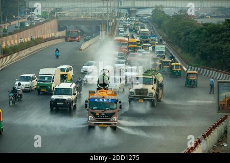 Nuova Delhi, India. 23 Nov 2020. Il veicolo della pistola anti-smog spruzzi l'acqua sulla strada per ridurre l'inquinamento atmosferico.l'inquinamento crescente in India è diventato allarmante. Una 'pistola anti-smog' è usata dalle autorità per liberare i cieli sopra Nuova Delhi. La pistola viene utilizzata per la soppressione della polvere e assomiglia a condizioni di pioggia che sparano piccole gocce d'acqua nell'aria per combinarle con particelle di polvere e particolato che poi le depositano. Credit: SOPA Images Limited/Alamy Live News Foto Stock