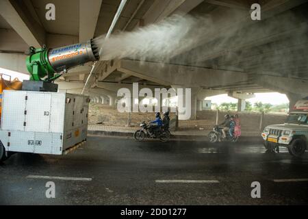 Nuova Delhi, India. 23 Nov 2020. Il veicolo della pistola anti-smog spruzzi l'acqua sulla strada per ridurre l'inquinamento atmosferico.l'inquinamento crescente in India è diventato allarmante. Una 'pistola anti-smog' è usata dalle autorità per liberare i cieli sopra Nuova Delhi. La pistola viene utilizzata per la soppressione della polvere e assomiglia a condizioni di pioggia che sparano piccole gocce d'acqua nell'aria per combinarle con particelle di polvere e particolato che poi le depositano. Credit: SOPA Images Limited/Alamy Live News Foto Stock