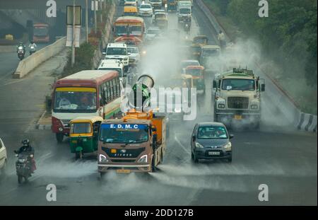 Nuova Delhi, India. 23 Nov 2020. Il veicolo della pistola anti-smog spruzzi l'acqua sulla strada per ridurre l'inquinamento atmosferico.l'inquinamento crescente in India è diventato allarmante. Una 'pistola anti-smog' è usata dalle autorità per liberare i cieli sopra Nuova Delhi. La pistola viene utilizzata per la soppressione della polvere e assomiglia a condizioni di pioggia che sparano piccole gocce d'acqua nell'aria per combinarle con particelle di polvere e particolato che poi le depositano. Credit: SOPA Images Limited/Alamy Live News Foto Stock