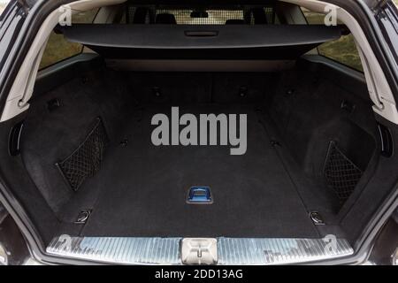 Auto parcheggiata sulla strada nella foresta, sosta, bagagliaio aperto Foto Stock