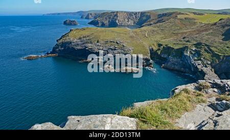 Guardando verso nord-est dal castello di Tintagel attraverso Tintagel Haven sulla Costa nord della Cornovaglia Foto Stock