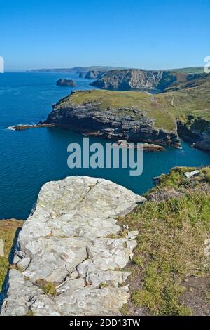 Guardando verso nord-est dal castello di Tintagel attraverso Tintagel Haven sulla Costa nord della Cornovaglia Foto Stock