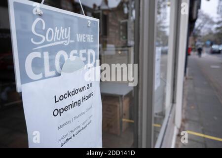 Mentre il secondo blocco nazionale continua con poco più di una settimana prima che il nuovo sistema di livello cominci un caffè che è chiuso su Kings Heath High Street, come tutti i negozi non essenziali sono chiusi mentre alcuni rimangono commercio il 23 novembre 2020 a Birmingham, Regno Unito. Il nuovo blocco nazionale è un duro colpo per l’economia e per le singole imprese che già lottavano con l’offerta di servizi limitati. Foto Stock