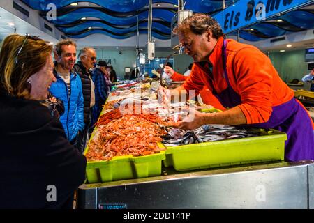 Fish Shop accanto all'asta catalana di pesce a Palamós, Spagna Foto Stock