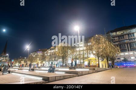 Amburgo, Germania. 23 Nov 2020. Catene di luci brillano negli alberi a Jungfernstieg di Amburgo. Le luci di Natale sono state accese per la prima volta in occasione di un evento stampa. Credit: Daniel Reinhardt/dpa/Alamy Live News Foto Stock