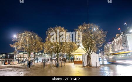 Amburgo, Germania. 23 Nov 2020. Catene di luci brillano negli alberi a Jungfernstieg di Amburgo. Le luci di Natale sono state accese per la prima volta in occasione di un evento stampa. Credit: Daniel Reinhardt/dpa/Alamy Live News Foto Stock