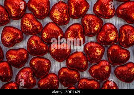 San Valentino sfondo con cuori rossi. Foto di alta qualità Foto Stock