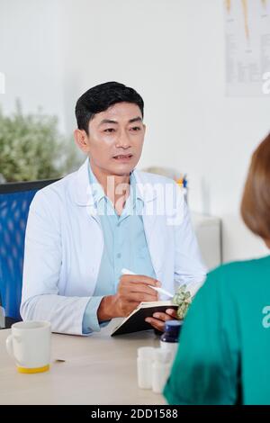 Capo medico che parla con un collega Foto Stock