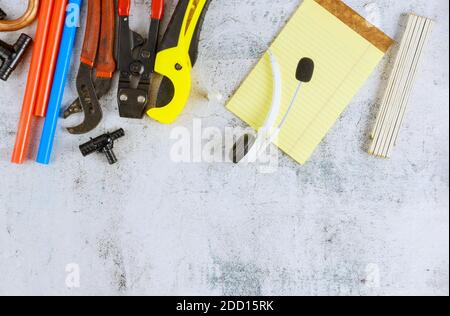 Accessori idraulici utensili tubi raccordi su kit di alimentazione acqua utensili, tubi in polipropilene, angoli in plastica Foto Stock