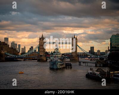HMS Belfast di fronte al Tower Bridge Foto Stock