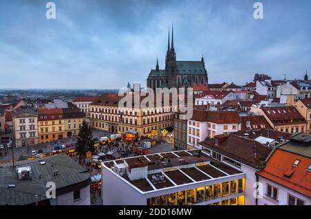 Città vecchia con il mercato di Natale e la Cattedrale di San Pietro e Paolo a Brno, Repubblica Ceca come visto dalla Torre del Municipio Foto Stock