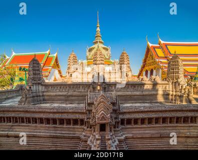 Modello di Angkor Wat con Phra Sawet Kudakhan Wihan Yot a Wat Phra Kaew (Tempio del Buddha di Smeraldo) all'interno dell'area del Grand Palace a Bangkok, Thailandia Foto Stock