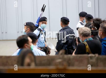 23 novembre 2020, Hong Kong, Cina: La polizia con bandiere di avvertimento si trova al di fuori delle corti dei Magistrati di Kowloon Ovest dopo che Joshua Wong, Agnes Chow e Ivan Lam hanno fatto un appello colpevole a Hong Kong, Cina, lunedì 23 novembre 2020. L'attivista di spicco di Hong Kong Joshua Wong e altri due attivisti principali, Angus Chow e Ivan Lam, sono stati incarcerati dopo aver dichiarato colpevole di aver incitato, organizzato e/o aderito a un'assemblea non autorizzata. Foto Stock