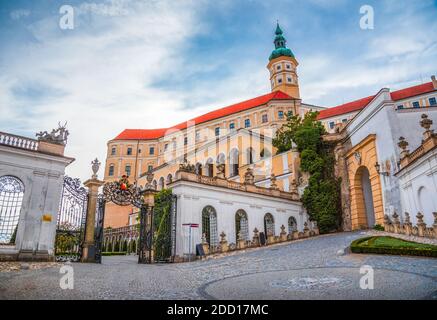 Castello di Mikulov o Castello di Mikulov. Di fronte all'ingresso. Moravia meridionale, Repubblica Ceca Foto Stock