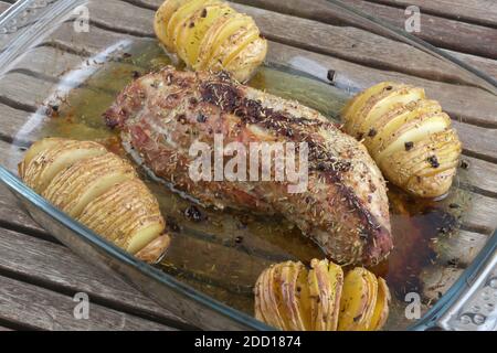 Filetto di maiale cotto al forno con patate a fette Foto Stock