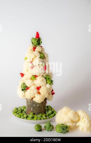 Verdure dell'albero di Natale da cavolo su sfondo bianco. Ci sono verdure nelle vicinanze. Concetto di nuovo anno e spazio di copia. Foto Stock