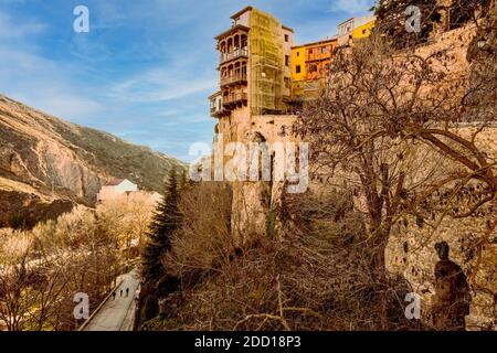 Case appese sulle scogliere della città di Cuenca. Spagna Foto Stock