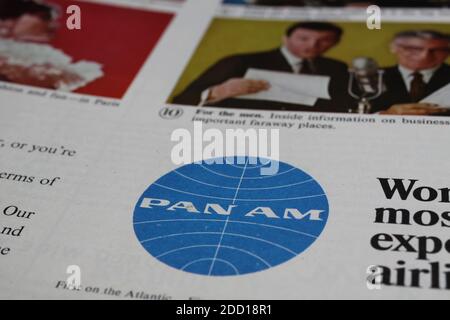 Viersen, Germania - 9. Maggio 2020: Primo piano di Pan am american Airline Advertising in vintage magazine degli anni '60 Foto Stock
