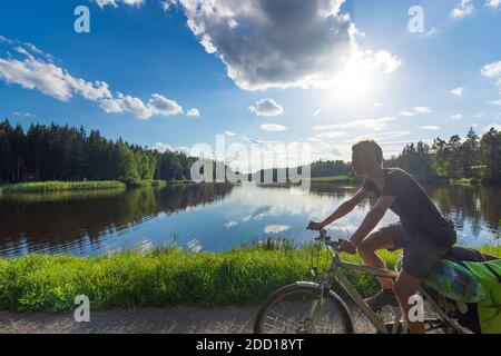 Zdirynad Doubravou (Zdiretz) : serbatoio di Janus, ciclista con borse da bici, giovane uomo in , Vysocina, Regione Hochland, Ceco Foto Stock