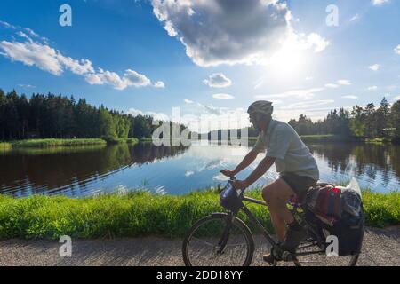 Zdirynad Doubravou (Zdiretz) : serbatoio di Janus, ciclista con borse da bici, uomo in , Vysocina, Regione Hochland, Ceco Foto Stock