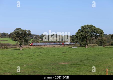 Avanti West Coast Bombardier classe 221 voyager treni che passano attraverso La campagna di Cheshire al castello di Beeston con un Holyhead a. Treno di Londra Foto Stock