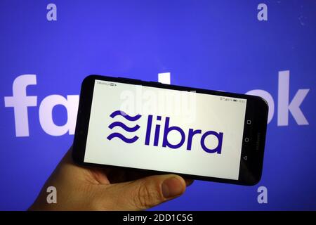 KONSKIE, POLONIA - 07 dicembre 2019: Logo della criptovaluta libra visualizzato sul telefono cellulare Foto Stock