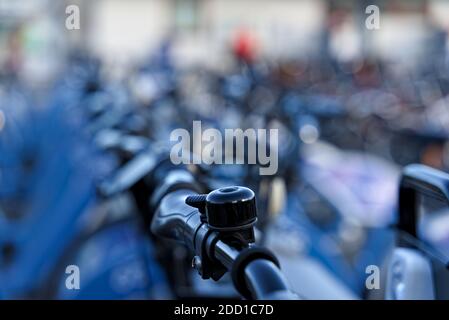 Primo piano di una campana nera montata su un manubrio. Foto Stock