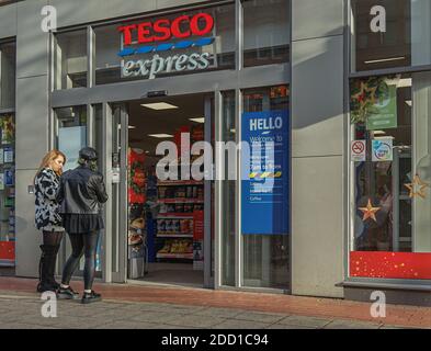 Belfast, Regno Unito. 22 novembre 2020. I clienti si vedono entrare nel Tesco Express Store. Credit: Michael Mcnerney/SOPA Images/ZUMA Wire/Alamy Live News Foto Stock