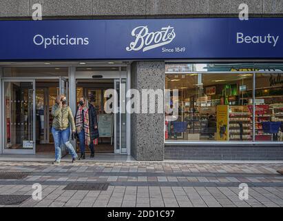 Belfast, Regno Unito. 22 novembre 2020. I clienti che indossano maschere facciali sono visti lasciare il negozio di stivali. Credit: Michael Mcnerney/SOPA Images/ZUMA Wire/Alamy Live News Foto Stock