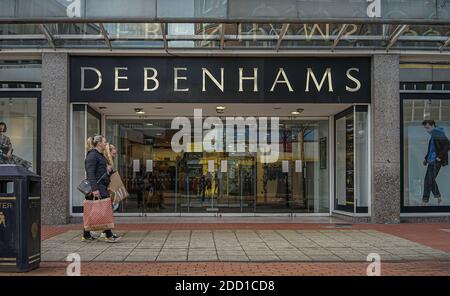 Belfast, Regno Unito. 22 novembre 2020. I clienti passano davanti a un negozio Debenhams. Credit: Michael Mcnerney/SOPA Images/ZUMA Wire/Alamy Live News Foto Stock