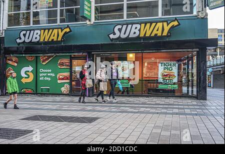 Belfast, Regno Unito. 22 novembre 2020. I clienti si vedono lasciare il Subway Food Store. Credit: Michael Mcnerney/SOPA Images/ZUMA Wire/Alamy Live News Foto Stock