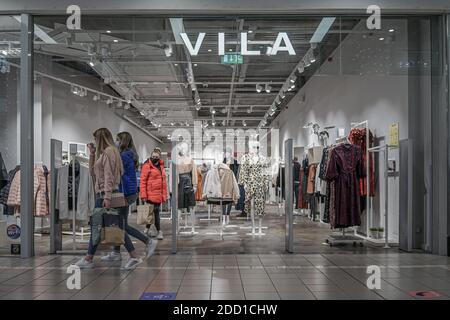 Belfast, Regno Unito. 22 novembre 2020. I clienti che indossano maschere facciali si vedono lasciare il Vila Store. Credit: Michael Mcnerney/SOPA Images/ZUMA Wire/Alamy Live News Foto Stock