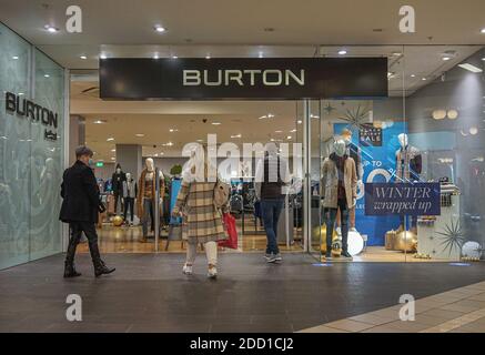 Belfast, Regno Unito. 22 novembre 2020. I clienti che indossano maschere facciali sono visti entrare in Burton Store. Credit: Michael Mcnerney/SOPA Images/ZUMA Wire/Alamy Live News Foto Stock