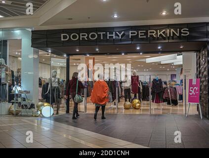 Belfast, Regno Unito. 22 novembre 2020. I clienti entrano nel Dorothy Perkins Store. Credit: Michael Mcnerney/SOPA Images/ZUMA Wire/Alamy Live News Foto Stock