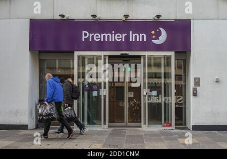 Belfast, Regno Unito. 22 novembre 2020. Gli ospiti sono visti lasciare il Premier Inn Hotel. Credit: Michael Mcnerney/SOPA Images/ZUMA Wire/Alamy Live News Foto Stock