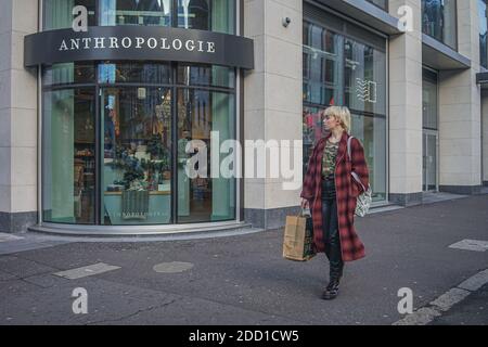 Belfast, Regno Unito. 22 novembre 2020. Un acquirente passa accanto a un negozio di moda Anthropologie. Credit: Michael Mcnerney/SOPA Images/ZUMA Wire/Alamy Live News Foto Stock