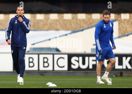 Kayden Jackson e Alan Giudice di Ipswich Town visto durante il riscaldamento - Ipswich Town contro Shrewsbury Town, Sky Bet League One, Portman Road, Ipswich, UK - 21 novembre 2020 solo per uso editoriale - si applicano le restrizioni DataCo Foto Stock