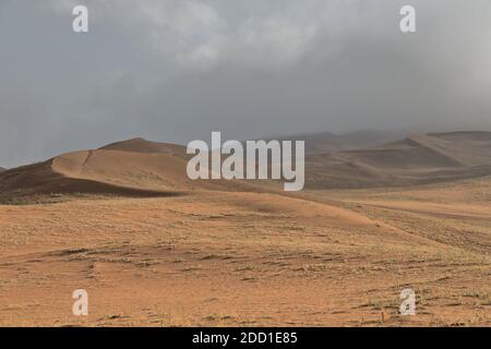 La mattina presto - luce nebbiosa sul deserto di Badain Jaran. Mongolia interna-Cina-1134 Foto Stock