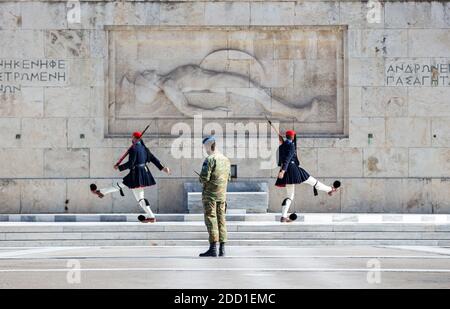 Atene Grecia, 19 novembre 2020. Le guardie presidenziali tsoliades indossando mascherine di protezione COVID 19 alla tomba sconosciuta del soldato davanti alla Parlia greca Foto Stock