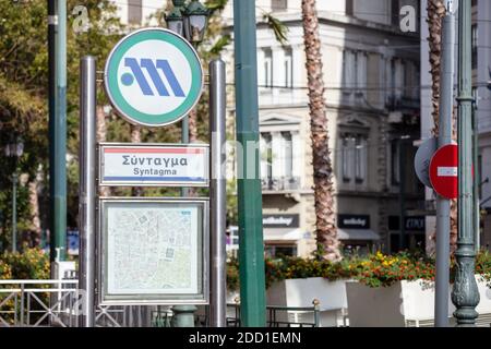 Atene Grecia, 19 novembre 2020. Piazza Syntagma, giorno di sole. Logo della stazione sotterranea su plole in acciaio inox. Foto Stock